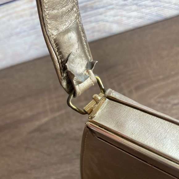 Vintage 1960’s Lenox Bags Hand Bag Gold with hand strap - Picture 2 of 14